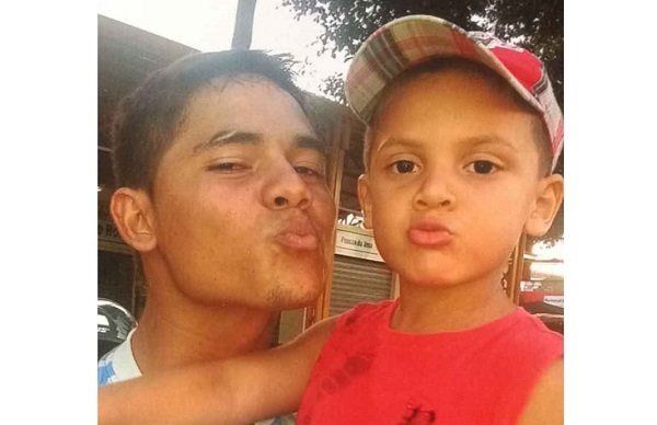 Rhuan Maycon, de 9 anos, assassinado pela mãe, Rosana Auri da Silva Cândido, teve o pênis cortado há cerca de um ano. As informações são do Correio Braziliense e foram divulgadas pelo Conselho Tutelar da região. O procedimento foi feito em casa por Rosana e pela companheira, Kacyla Priscyla Santiago Damasceno. Elas contaram aos agentes que mutilaram o menino porque ele queria ser garota. As mulheres tiveram a prisão preventiva decretada. Segundo o delegado responsável, Guilherme Sousa Melo, como se trata do crime de um menor de 14 anos, a pena pode variar de 12 a 30 anos. Ele ainda disse que elas também serão investigadas por manter Rhuan e a irmã em cárcere privado e por lesão corporal. O pai do menino, Maycon Douglas Lima de Castro, disse que quer dar “um enterro digno” para seu filho. Ele contou que teve um relacionamento rápido com Rosana e que se desesperou quando ficou sabendo da morte do filho. Caso Rosana Auri da Silva Cândido, de 27 anos, foi presa em flagrante acusada de esquartejar seu filho de 9 anos neste sábado (01) em Brasília (DF). Segundo o jornal Correio Brasiliense, a companheira dela, Kacyla Priscyla Santiago Damasceno Pessoa, também teria participado do crime. Segundo o Conselho Tutelar, Rhuan Maycon da Silva Castro foi atingido por diversos golpes de faca enquanto dormia. Em seguida, as suspeitas colocaram alguns restos mortais em uma mala e jogaram em um bueiro. Alguns jovens que jogavam futebol próximo ao local suspeitaram da atitude da mulher e avisaram aos policiais militares, que encontram na residência das suspeitas o restante do corpo do menino. O delgado Guilherme Souza Melo disse ao Correio Brasiliense que a mãe afirmou em depoimento que “o menino era a fonte de todos os problemas”. “Ela o vinculava com o pai, que havia maltratado muito ela. Elas planejaram matá-lo para começar uma vida nova sem ele”, disse. Rhuan Maycon, de 9 anos, assassinado pela mãe, Rosana Auri da Silva Cândido, teve o pênis cortado há cerca de um ano. As informações são do Correio Braziliense e foram divulgadas pelo Conselho Tutelar da região. O procedimento foi feito em casa por Rosana e pela companheira, Kacyla Priscyla Santiago Damasceno. Elas contaram aos agentes que mutilaram o menino porque ele queria ser garota. As mulheres tiveram a prisão preventiva decretada. Segundo o delegado responsável, Guilherme Sousa Melo, como se trata do crime de um menor de 14 anos, a pena pode variar de 12 a 30 anos. Ele ainda disse que elas também serão investigadas por manter Rhuan e a irmã em cárcere privado e por lesão corporal. O pai do menino, Maycon Douglas Lima de Castro, disse que quer dar “um enterro digno” para seu filho. Ele contou que teve um relacionamento rápido com Rosana e que se desesperou quando ficou sabendo da morte do filho. Caso Rosana Auri da Silva Cândido, de 27 anos, foi presa em flagrante acusada de esquartejar seu filho de 9 anos neste sábado (01) em Brasília (DF). Segundo o jornal Correio Brasiliense, a companheira dela, Kacyla Priscyla Santiago Damasceno Pessoa, também teria participado do crime. Segundo o Conselho Tutelar, Rhuan Maycon da Silva Castro foi atingido por diversos golpes de faca enquanto dormia. Em seguida, as suspeitas colocaram alguns restos mortais em uma mala e jogaram em um bueiro. Alguns jovens que jogavam futebol próximo ao local suspeitaram da atitude da mulher e avisaram aos policiais militares, que encontram na residência das suspeitas o restante do corpo do menino. O delgado Guilherme Souza Melo disse ao Correio Brasiliense que a mãe afirmou em depoimento que “o menino era a fonte de todos os problemas”. “Ela o vinculava com o pai, que havia maltratado muito ela. Elas planejaram matá-lo para começar uma vida nova sem ele”, disse.