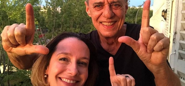 Chico e sua namorada, a advogada Carol Proner, enviaram ao ex-presidente uma foto dos dois fazendo o L de 'Lula Livre' (Foto: Reprodução) Chico e sua namorada, a advogada Carol Proner, enviaram ao ex-presidente uma foto dos dois fazendo o L de 'Lula Livre' (Foto: Reprodução)