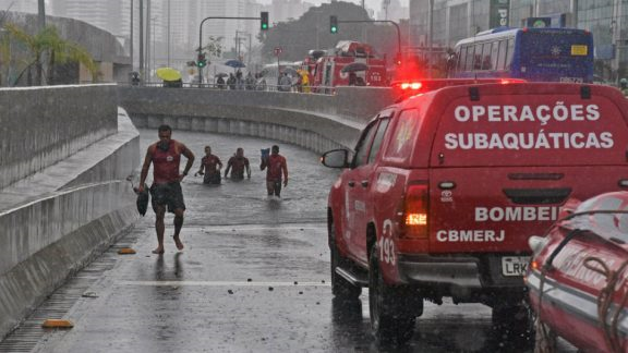 A região está completamente inundada e as pessoas estão se deslocando em barcos (Foto: Reprodução)