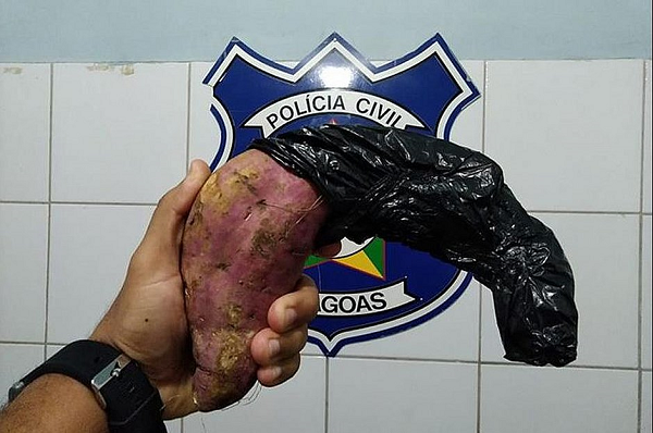 Homem usou o tubérculo enrolado em um saco plástico preto, simulando uma arma (Foto: Divulgação) Homem usou o tubérculo enrolado em um saco plástico preto, simulando uma arma (Foto: Divulgação)