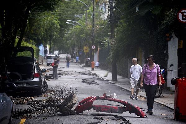 A cidade segue em estágio de crise (o mais grave de três níveis da Defesa Civil) há quase 60 horas, desde as 20h55 de segunda-feira (8) (Foto: Reprodução) A cidade segue em estágio de crise (o mais grave de três níveis da Defesa Civil) há quase 60 horas, desde as 20h55 de segunda-feira (8) (Foto: Reprodução)
