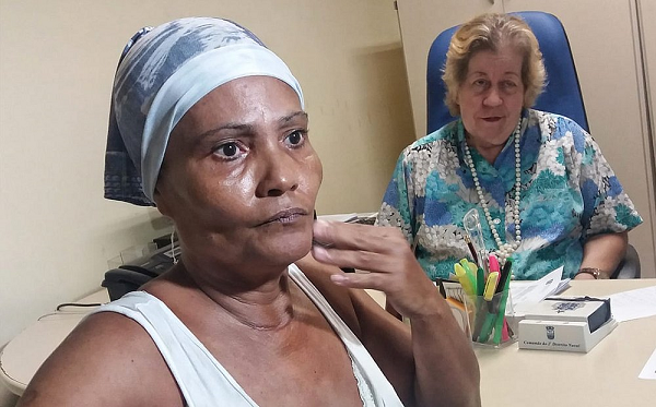 Eli Machado de Souza (de branco), avó da vítima, presta depoimento em delegacia (Foto: Evandro Veiga | CORREIO) Eli Machado de Souza (de branco), avó da vítima, presta depoimento em delegacia (Foto: Evandro Veiga | CORREIO)