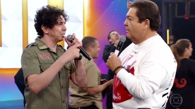 San da Mí, ex-vocalista do grupo Sambô, se apresentou no Domingão do Faustão com seu grupo solo e não foi reconhecido pelo apresentador (Foto: Reprodução) San da Mí, ex-vocalista do grupo Sambô, se apresentou no Domingão do Faustão com seu grupo solo e não foi reconhecido pelo apresentador (Foto: Reprodução)