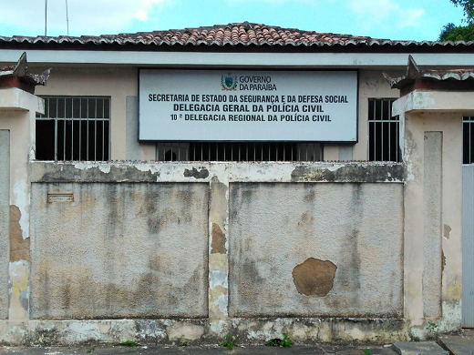 Mãe do menino foi presa em flagrante e inicialmente levada para a Delegacia de Sapé (Foto: Paulo Monteiro | Delegacia de Sapé) Mãe do menino foi presa em flagrante e inicialmente levada para a Delegacia de Sapé (Foto: Paulo Monteiro | Delegacia de Sapé)