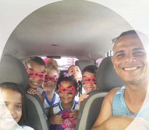 Denílson com seus 'passageiros'(Foto: Cedida)