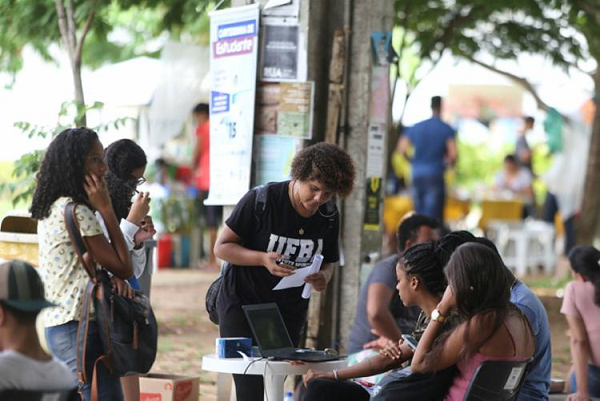 Integrantes da AMES oferecem carteira de meia-entrada próximo a Ufba em Ondina (Foto: Raul Spinassé | Ag. A TARDE)