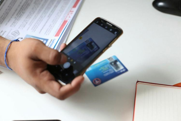 Celulares são usados para verificar as carteiras por meio do QR Code (Foto: Raul Spinassé | Ag. A TARDE)