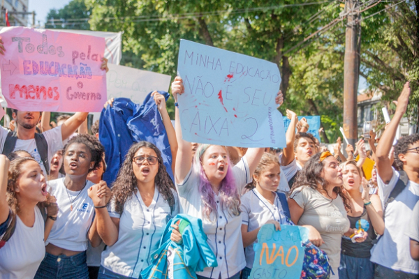 Até agora já são mais de 70 universidades que confirmaram a adesão à greve e aos atos que ocorrerão em todas as capitais (Foto: Reprodução) Até agora já são mais de 70 universidades que confirmaram a adesão à greve e aos atos que ocorrerão em todas as capitais (Foto: Reprodução)