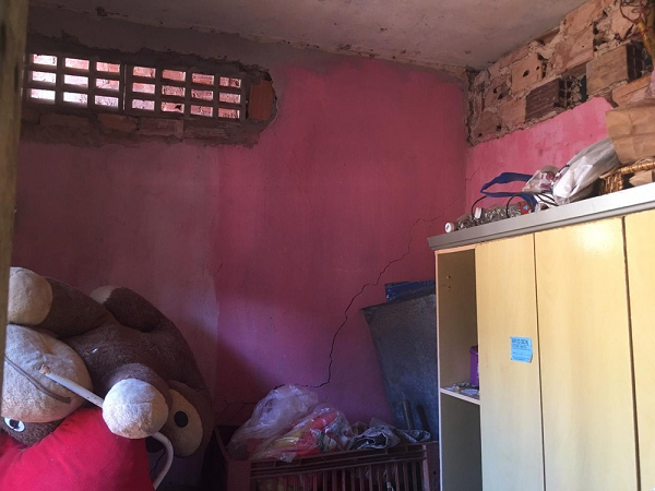 Rachadura no quarto de uma das vizinhas das vítimas (Foto: João Souza | G1 BA)