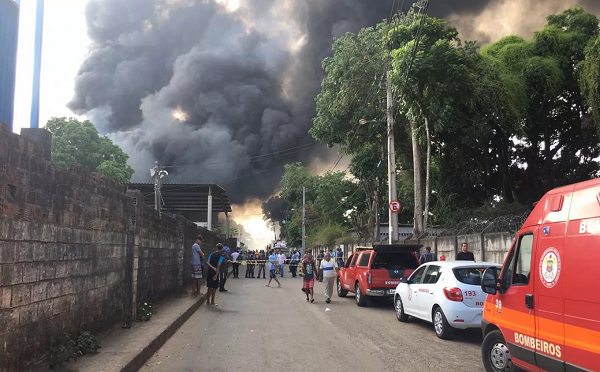 Rua onde fica a fábrica que pegou fogo em Salvador (Foto: Phael Fernandes)