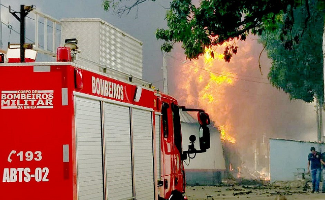 Equipes do Corpo de Bombeiros Militar da Bahia foram encaminhadas ao local e atuam no combate as chamas (Foto: Reprodução)