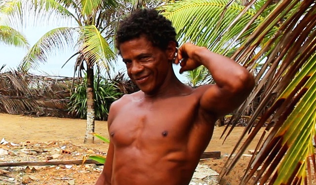 Cacau trabalha como salva-vidas e mora na aldeia hippie de Arembepe (Foto: Valma Silva | G1 Bahia) Cacau trabalha como salva-vidas e mora na aldeia hippie de Arembepe (Foto: Valma Silva | G1 Bahia)