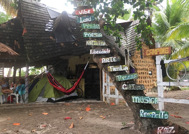 Rancho Janis Joplin é uma das paradas obrigatórias na aldeia hippie de Arembepe (Foto: Gabriel Gonçalves | G1 Bahia) Rancho Janis Joplin é uma das paradas obrigatórias na aldeia hippie de Arembepe (Foto: Gabriel Gonçalves | G1 Bahia)