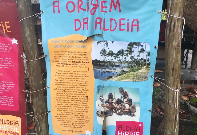 Cartaz na aldeia traz a provável origem da comunidade (Foto: Gabriel Gonçalves | G1 Bahia) Cartaz na aldeia traz a provável origem da comunidade (Foto: Gabriel Gonçalves | G1 Bahia)