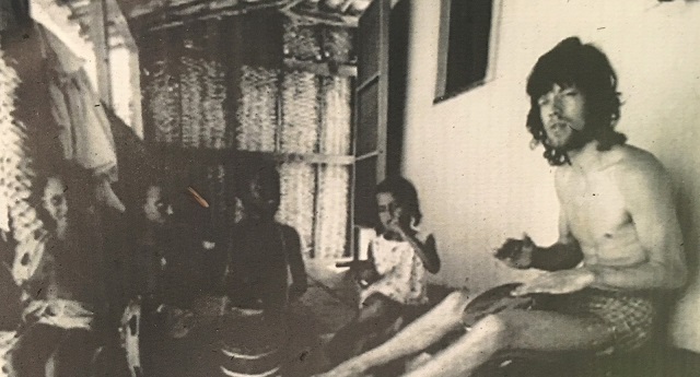 Mick Jagger foi fotografado na aldeia, em 1969 (Foto: Divulgação | Arquivo pessoal) Mick Jagger foi fotografado na aldeia, em 1969 (Foto: Divulgação | Arquivo pessoal)