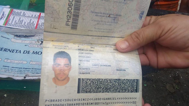 Passaporte de Gabriel Diniz encontrado em local de queda de avião (Foto: Reprodução | Jornal Hoje) Passaporte de Gabriel Diniz encontrado em local de queda de avião (Foto: Reprodução | Jornal Hoje)