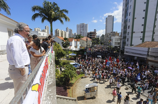 Reitor João Salles acompanha ato que reuniu professores, estudantes e servidores da Ufba em frente à Reitoria (Foto: Marina Silva | CORREIO)