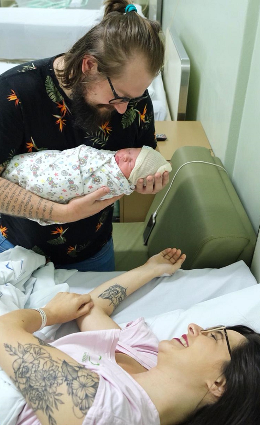O bebê nasceu na mesma maternidade que o pai Arthur nasceu (Foto: Arquivo pessoal | Arthur Felipe Wogram) O bebê nasceu na mesma maternidade que o pai Arthur nasceu (Foto: Arquivo pessoal | Arthur Felipe Wogram)