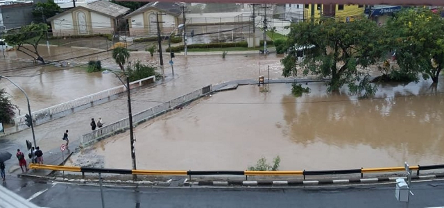 Na BA-099, a Estrada do Coco, por conta dos alagamentos, um longo engarrafamento se formou no sentido Salvador (Foto: Reprodução) Na BA-099, a Estrada do Coco, por conta dos alagamentos, um longo engarrafamento se formou no sentido Salvador (Foto: Reprodução)
