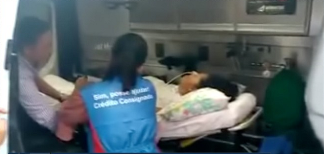 Idosa foi levada em maca até banco para provar que está viva e voltar a receber benefício do INSS em Rondonópolis (Foto: TV Centro América) Idosa foi levada em maca até banco para provar que está viva e voltar a receber benefício do INSS em Rondonópolis (Foto: TV Centro América)