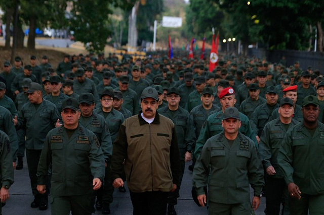 Imagem mostra Maduro (ao centro) e ministro da Defesa, Vladimir Padrino (esq.) em marcha militar (Foto: Divulgação | Ministério Defesa da Venezuela) Imagem mostra Maduro (ao centro) e ministro da Defesa, Vladimir Padrino (esq.) em marcha militar (Foto: Divulgação | Ministério Defesa da Venezuela)