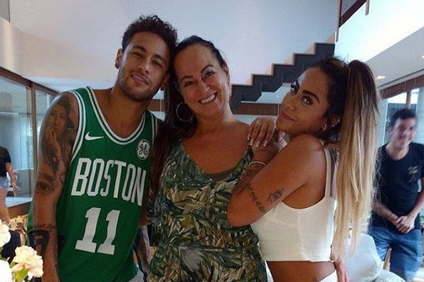 Nadine Gonçalves, Mãe de Neymar, se pronunciam sobre a acusação de estupro feita por uma jovem contra o jogador (Foto: Reprodução | Instragram) Nadine Gonçalves, Mãe de Neymar, se pronunciam sobre a acusação de estupro feita por uma jovem contra o jogador (Foto: Reprodução | Instragram)