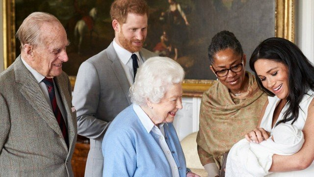 Meghan Markle mostra bebê para rainha Elizabeth II (Foto: POOL | REUTERS) Meghan Markle mostra bebê para rainha Elizabeth II (Foto: POOL | REUTERS)