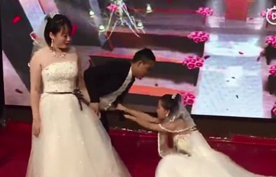 Jovem entrou no altar assim que o casal deu o beijo tradicional da cerimônia (Foto: Reprodução) Jovem entrou no altar assim que o casal deu o beijo tradicional da cerimônia (Foto: Reprodução)