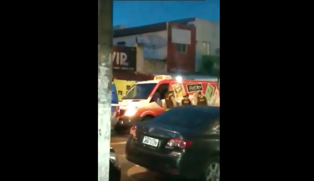 Vídeo gravado por populares mostra o momento em que três policiais abordam o funcionário, e um deles dá um tapa no rosto, sem o motorista esboçar antes tentativa de agressão (Foto: Print | Vídeo) Vídeo gravado por populares mostra o momento em que três policiais abordam o funcionário, e um deles dá um tapa no rosto, sem o motorista esboçar antes tentativa de agressão (Foto: Print | Vídeo)