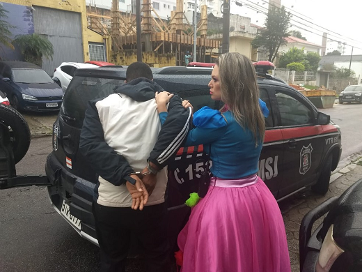 A guarda municipal Daiane Guedes prendeu um homem em flagrante vestida como uma princesa (Foto: Reprodução)