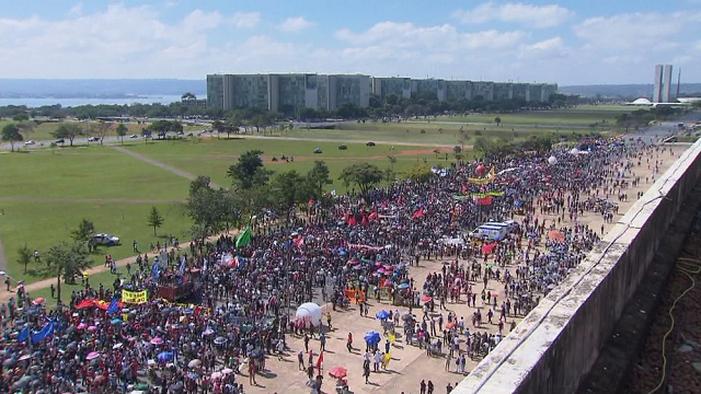 Protesto contra bloqueio de verbas na Educação ocupa parte da Esplanada dos Ministérios, em Brasília (Foto: TV Globo | Reprodução)