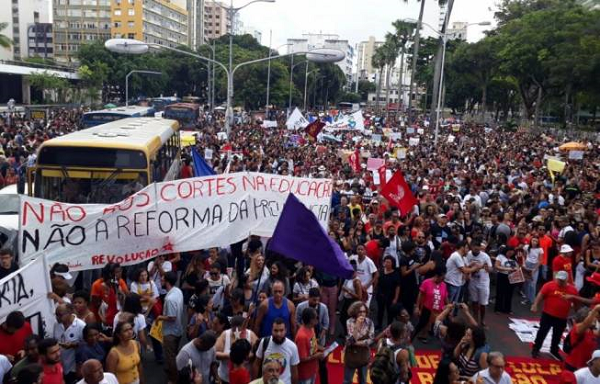 Protestos em resposta ao bloqueio de 30% dos orçamentos determinado pelo Ministério da Educação (MEC) (Foto: Reprodução) Protestos em resposta ao bloqueio de 30% dos orçamentos determinado pelo Ministério da Educação (MEC) (Foto: Reprodução)