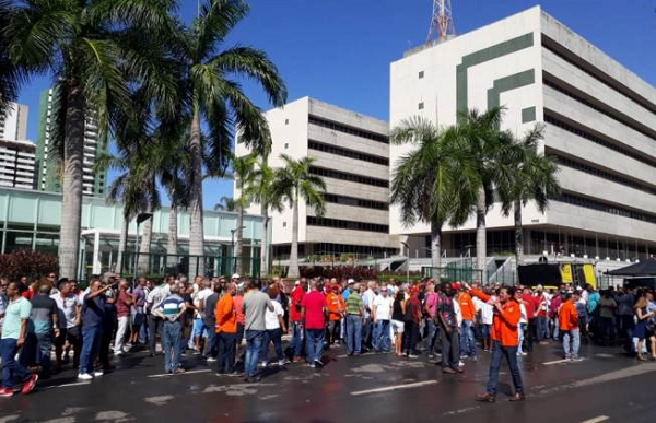 Segundo os organizadores, o ato é em defesa da Petros, da AMS e do acordo coletivo de trabalho (Foto: Romildo de Jesus) Segundo os organizadores, o ato é em defesa da Petros, da AMS e do acordo coletivo de trabalho (Foto: Romildo de Jesus)