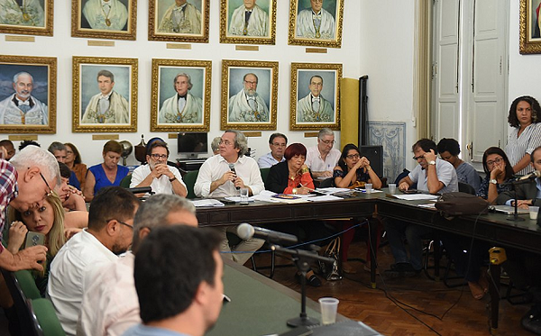 A notícia de um novo corte de 30% no orçamento da universidade, divulgada nesta terça-feira (30), chocou a comunidade acadêmica (Foto: Betto Jr | CORREIO) A notícia de um novo corte de 30% no orçamento da universidade, divulgada nesta terça-feira (30), chocou a comunidade acadêmica (Foto: Betto Jr | CORREIO)