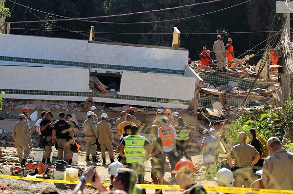 Dois prédios desabaram na comunidade Muzema, na zona oeste do Rio de Janeiro (Foto: Jose Lucena) Dois prédios desabaram na comunidade Muzema, na zona oeste do Rio de Janeiro (Foto: Jose Lucena)