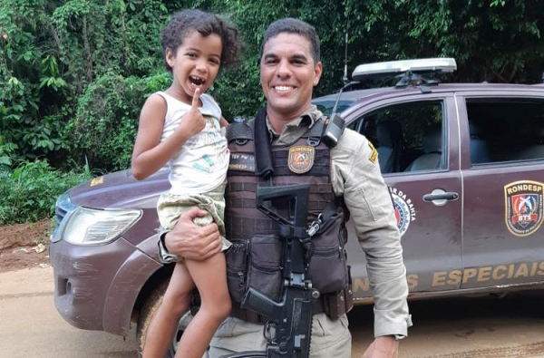 Tenente PM Lira, componente das Rondas Especiais (Rondesp) Baía de Todos os Santos (BTS) e cirurgião-dentista há 13 anos ajudou a menina retirando o dente de leite (Foto: Divulgação | SSP-BA) Tenente PM Lira, componente das Rondas Especiais (Rondesp) Baía de Todos os Santos (BTS) e cirurgião-dentista há 13 anos ajudou a menina retirando o dente de leite (Foto: Divulgação | SSP-BA)