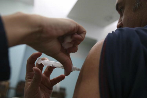 Ministério da Saúde alerta que quem foi vacinado anteriormente receba a nova dose este ano (Foto: Marcello Casal Jr | Agência Brasi) Ministério da Saúde alerta que quem foi vacinado anteriormente receba a nova dose este ano (Foto: Marcello Casal Jr | Agência Brasi)