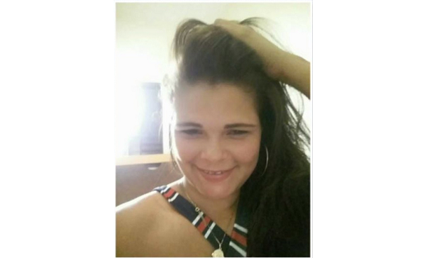 Maria Elitácia dos Santos, de 22 anos, é morta a tiros pelo ex-marido no meio da via (Foto: Reprodução) 