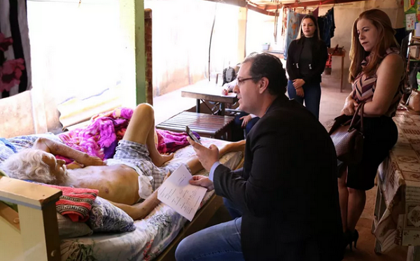 Juiz faz audiência na casa de idoso com câncer que não tinha como ir ao fórum (Foto: Aline Caetano |TJ-GO) Juiz faz audiência na casa de idoso com câncer que não tinha como ir ao fórum (Foto: Aline Caetano |TJ-GO)