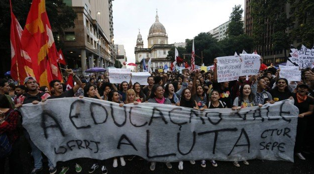 Manifestação na Candelária contra bloqueio de verbas da Educação, no Centro do Rio (Foto: Domingos Peixoto)