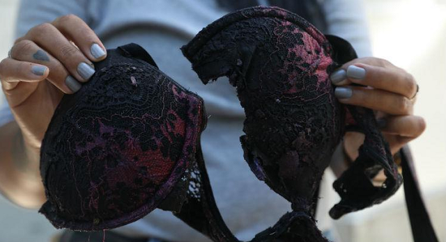 Restos da roupa da jovem agredida com ácido sulfúrico, no dia 4 de julho. Vítima teve 38% do corpo e rosto queimados (Foto: Bruno Campos | TV Jornal) Restos da roupa da jovem agredida com ácido sulfúrico, no dia 4 de julho. Vítima teve 38% do corpo e rosto queimados (Foto: Bruno Campos | TV Jornal)