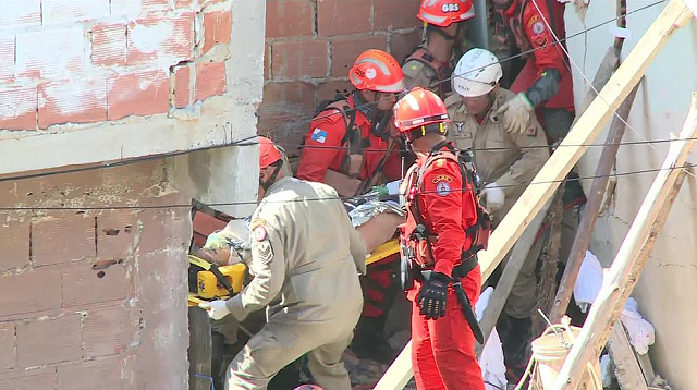 Os bombeiros já estavam se comunicando com as vítimas e levaram um balão de oxigênio para ajudar no resgate (Foto:Reprodução | Globo News)