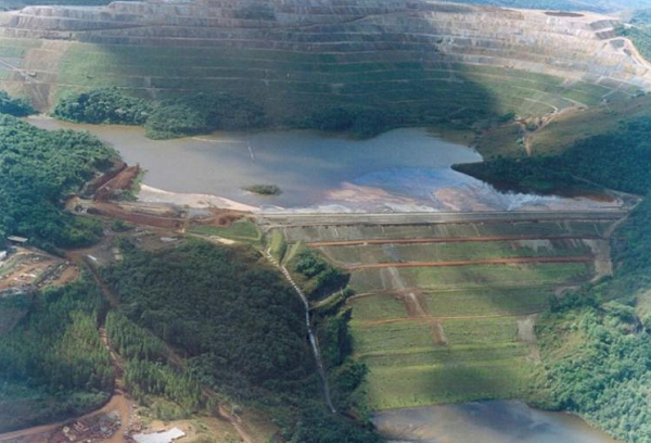 Há 84 barragens no modelo denominado a montante em funcionamento no país, das quais 43 são classificadas de 'alto dano potencial' (Foto: Reprodução) Há 84 barragens no modelo denominado a montante em funcionamento no país, das quais 43 são classificadas de 'alto dano potencial' (Foto: Reprodução)