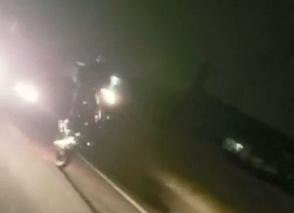 Jovem de 19 anos empinana uma moto acompanhado de outros motociclistas (Foto: Print | YouTube)