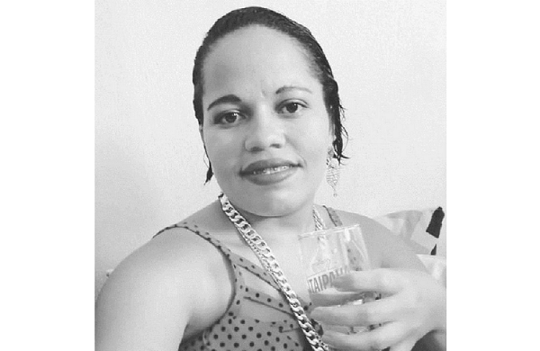 Elienai Costa Santos foi baleada quatro vezes no tórax e abdômen (Foto: Reprodução)