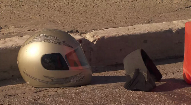 Capacete de motociclista morto na Ponte Vila Maria (Foto: Reprodução | TV Globo) 