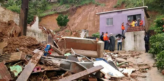 No bairro de Passarinho, um casal de idosos morreu após uma barreira deslizar (Foto: Bobby Fabisak | JC Imagem)