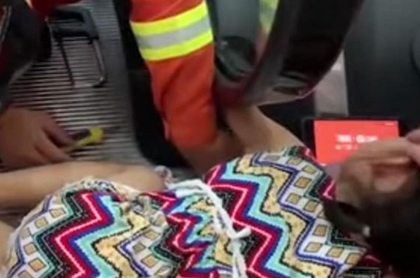 Menina só consegue ser resgatada com o auxílio do Corpo de Bombeiros (Foto: Reprodução) Menina só consegue ser resgatada com o auxílio do Corpo de Bombeiros (Foto: Reprodução)