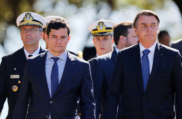 O ministro da justiça Sérgio Moro e o presidente Jair Bolsonaro, num evento da Marinha em junho (Foto: Adriano Machado | Reuters) O ministro da justiça Sérgio Moro e o presidente Jair Bolsonaro, num evento da Marinha em junho (Foto: Adriano Machado | Reuters)
