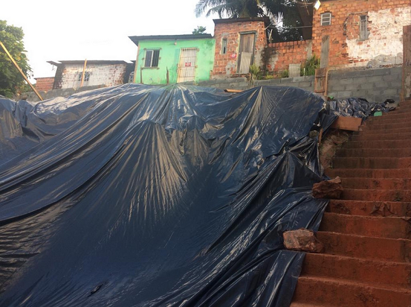 Interdição aconteceu após parte da terra atingir uma das casas (Foto: Georgina Maynart | TV Bahia) 